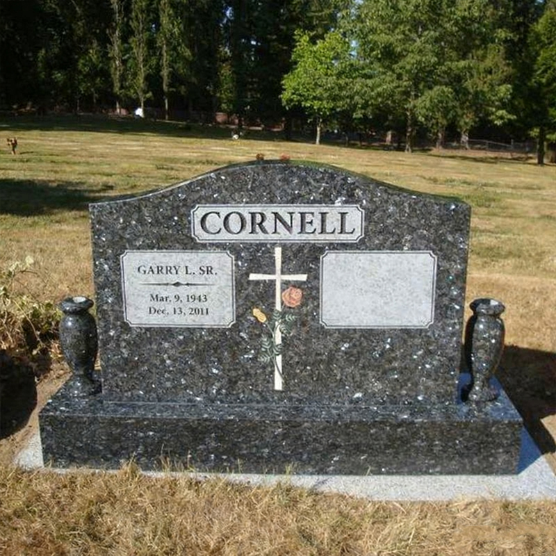 Batu Nisan Pendamping Granit Pola Mawar Silang