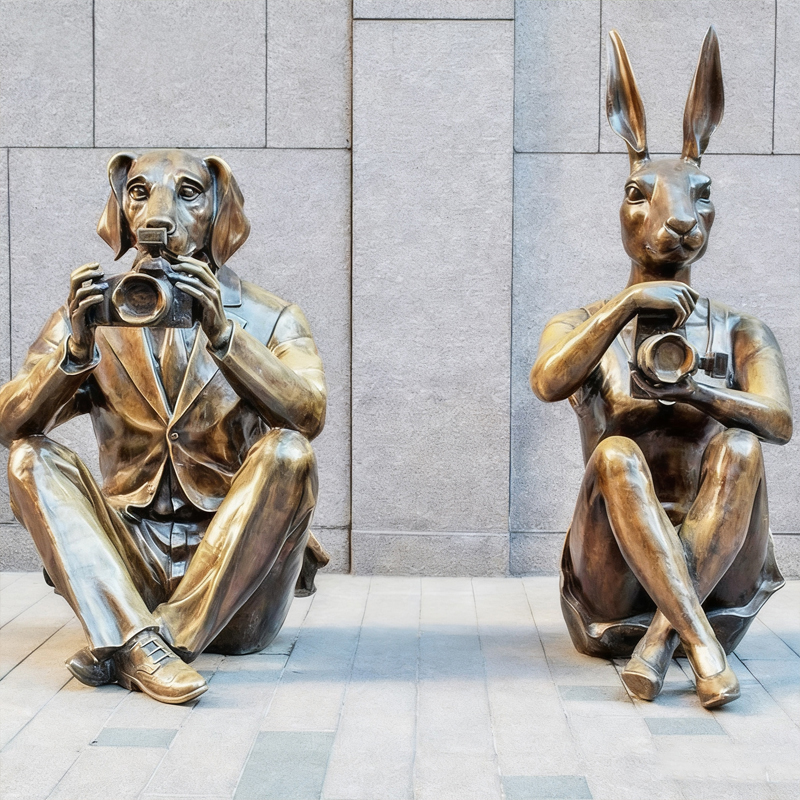 Patung Bertema “Fotografer Hewan”.