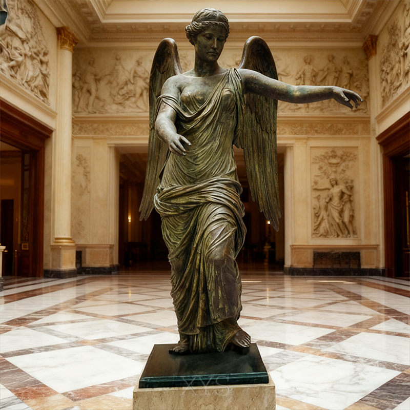 Patung Dewi Nike Bersayap Dalam Ruangan Perunggu