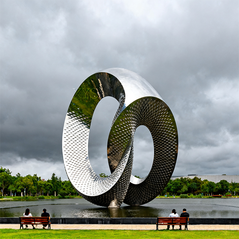 Patung Terjalin Cincin Ganda Mobius Loop