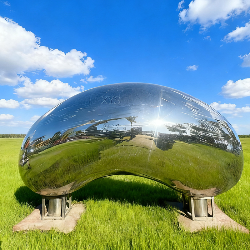 Patung Abstrak Cermin Cloud Pod